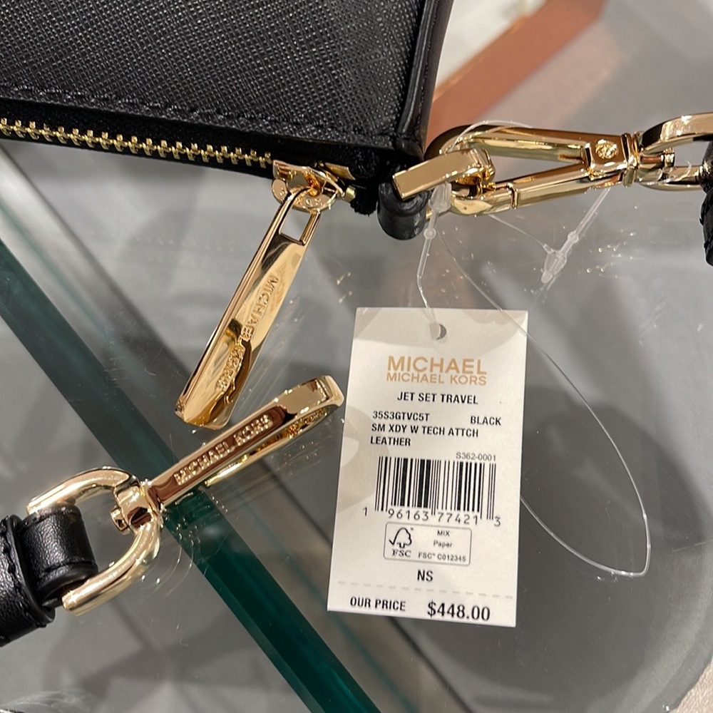 MICHAEL KORS
Jet Set Saffiano Leather Crossbody Bag with Case for Airpods Pro® - Picture 9 of 16